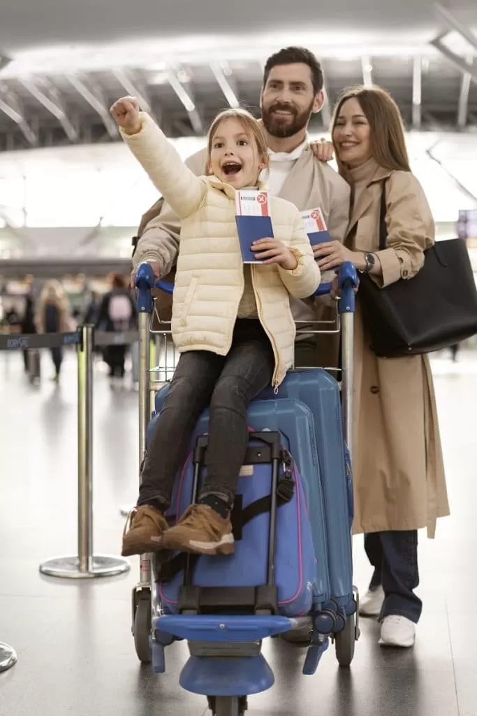 Vai viajar com crianças? Saiba como tornar o passeio mais tranquilo 1 full shot happy family airport